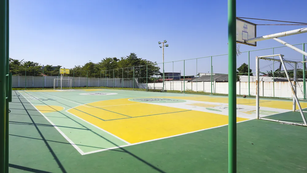 Lapangan basket dan soccer di dalam kawasan