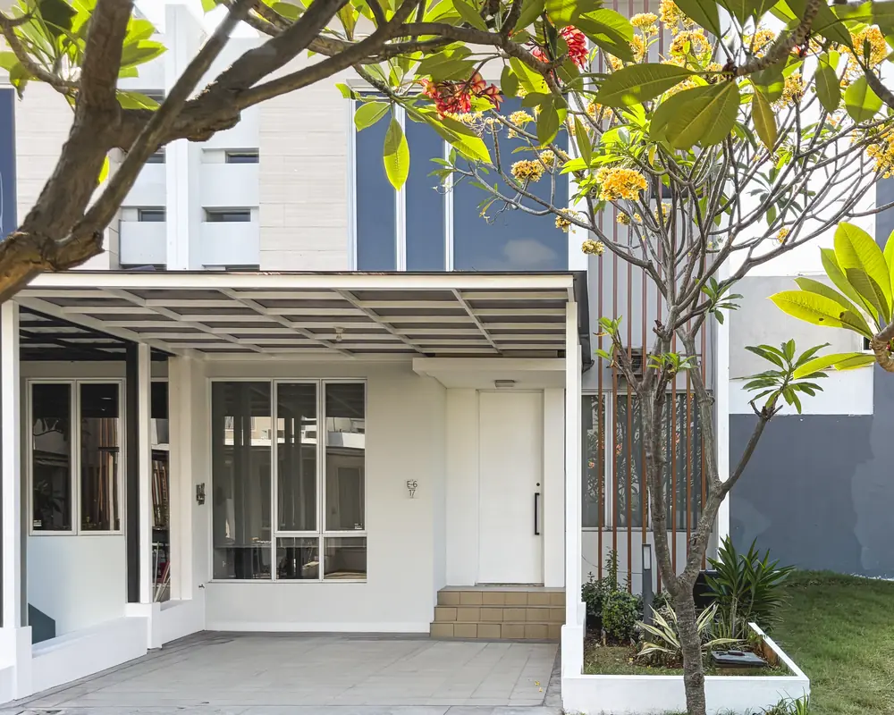 Carport dan teras depan rumah, foto terbaru