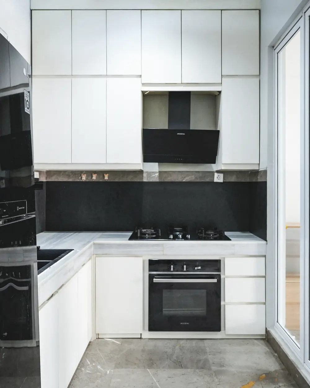 Dapur Modena, kabinet dan backsplash
